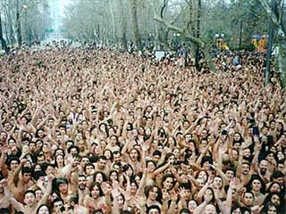 Spencer Tunick in Chile July 2002 5.000 people